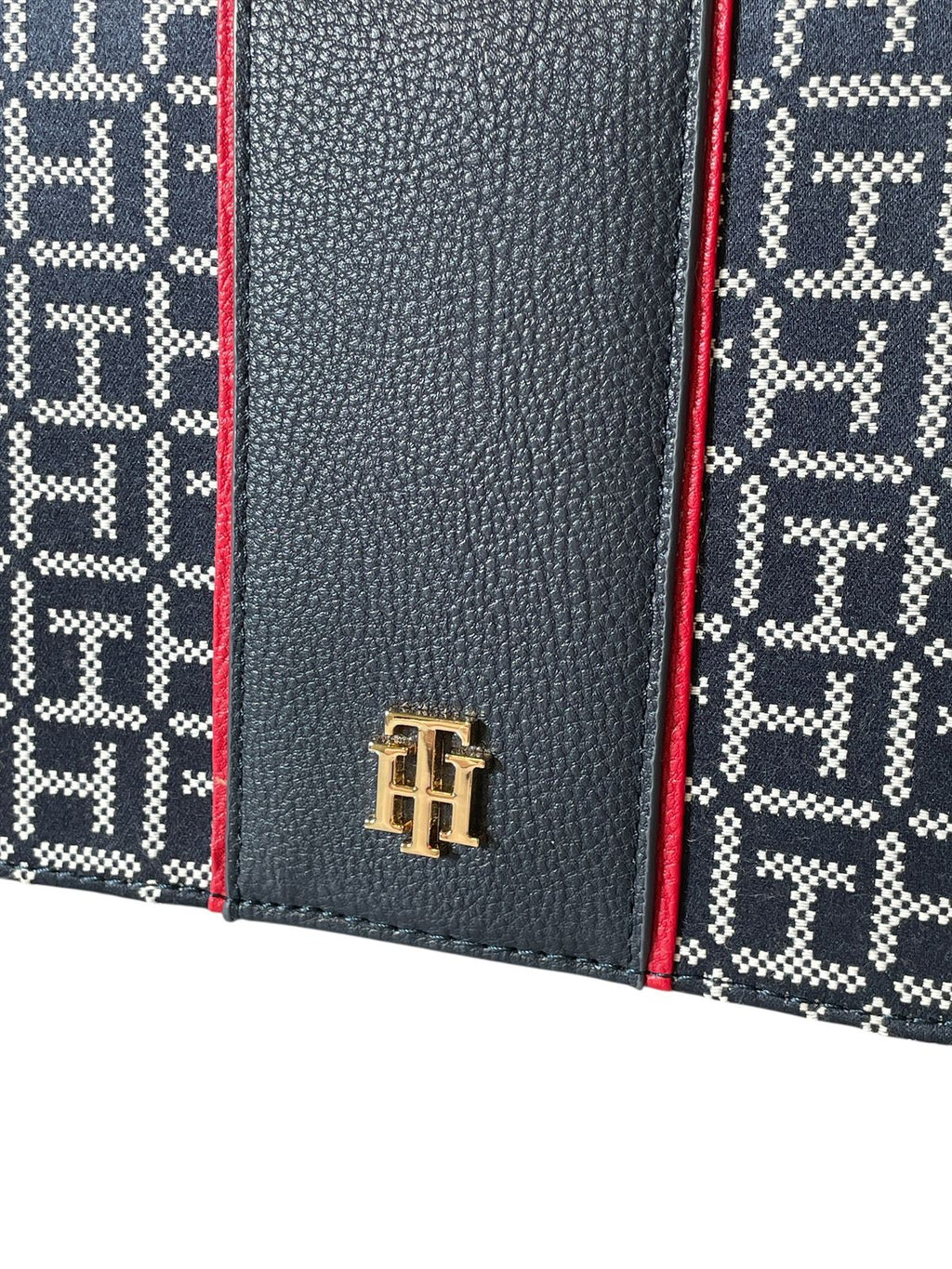 Bolsa Crossbody Tommy Hilfiger con Solapa | Estilo Clásico en 3 Colores