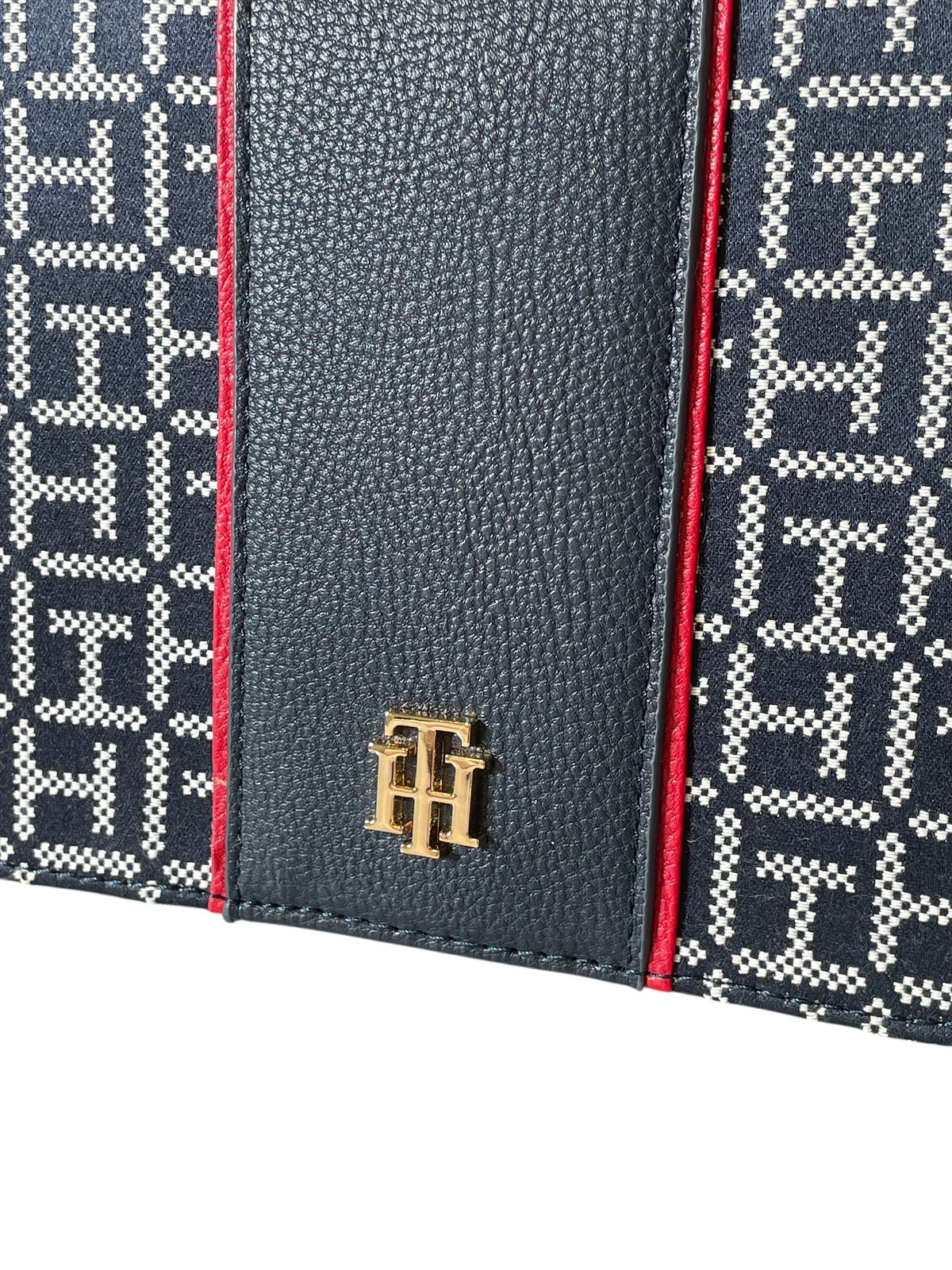 Bolsa Crossbody Tommy Hilfiger con Solapa | Estilo Clásico en 3 Colores